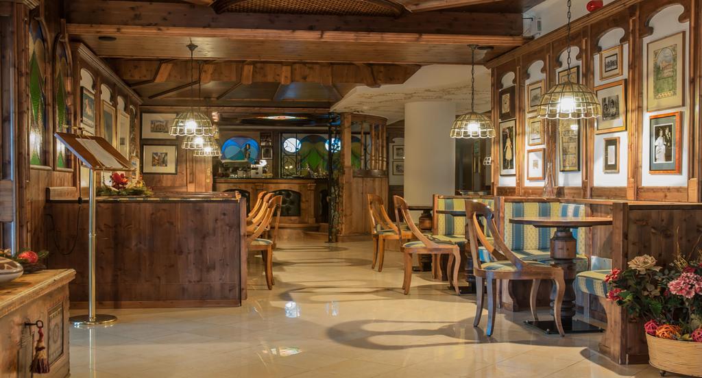 Hotel Ai Pini Vigo di Fassa Exterior foto